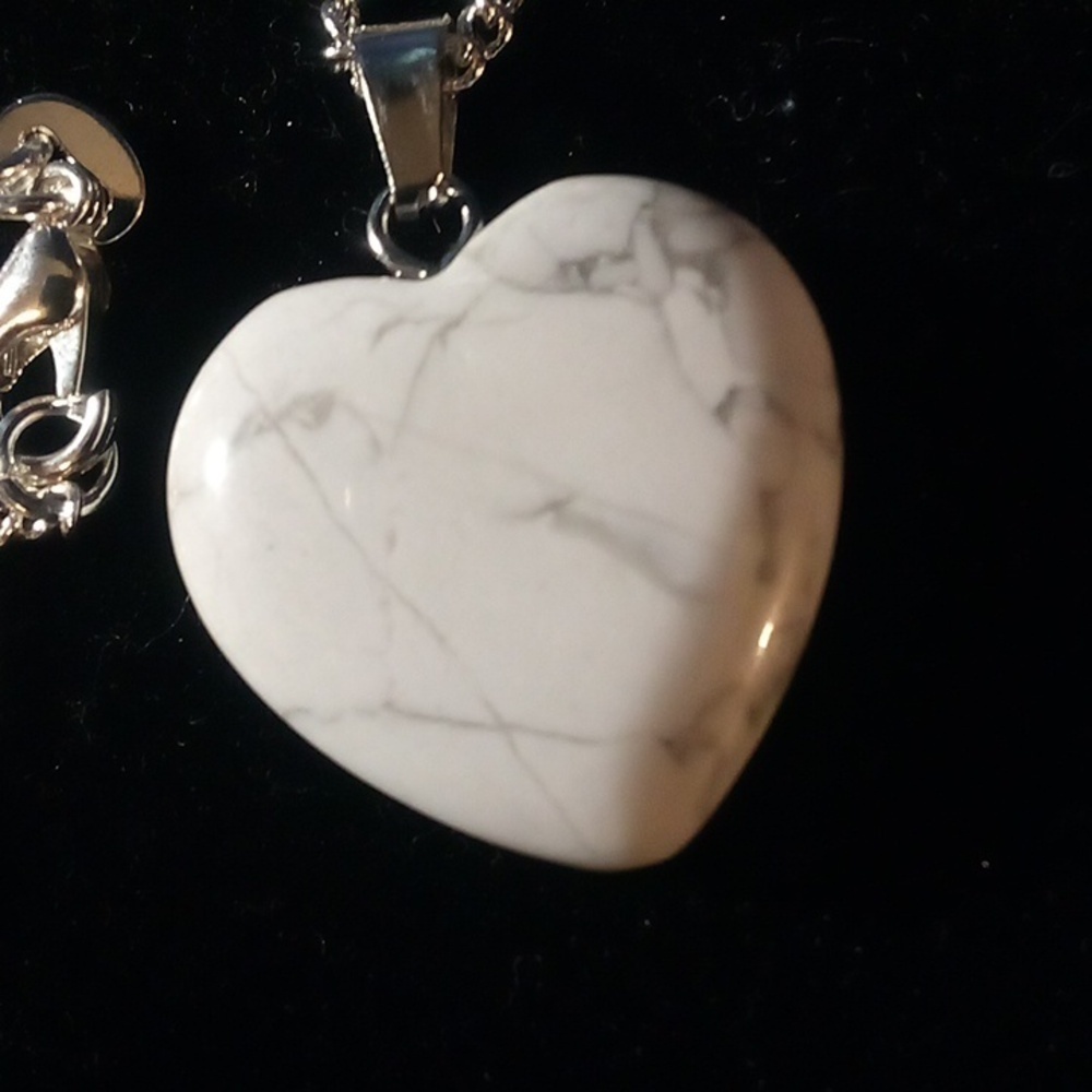 💝2/$20💝 NIP - Natural White Howlite Heart Shape Stone Pendant Necklace - Picture 2 of 6